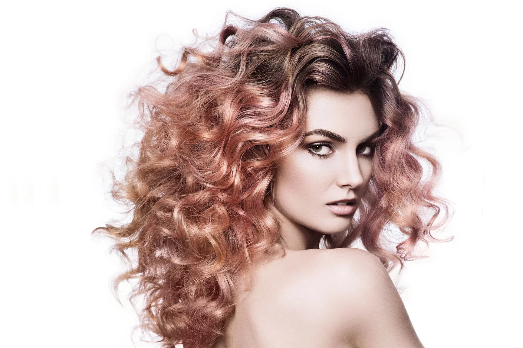 Jonge dame model rood oranje krullend haar